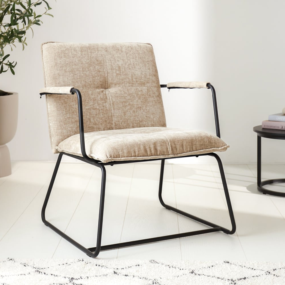 Sessel Hailey Chenille Dimehouse Beige LxBxH 66x64x37 Stoff Stimmungsvolles Foto diagonale Vorderansicht