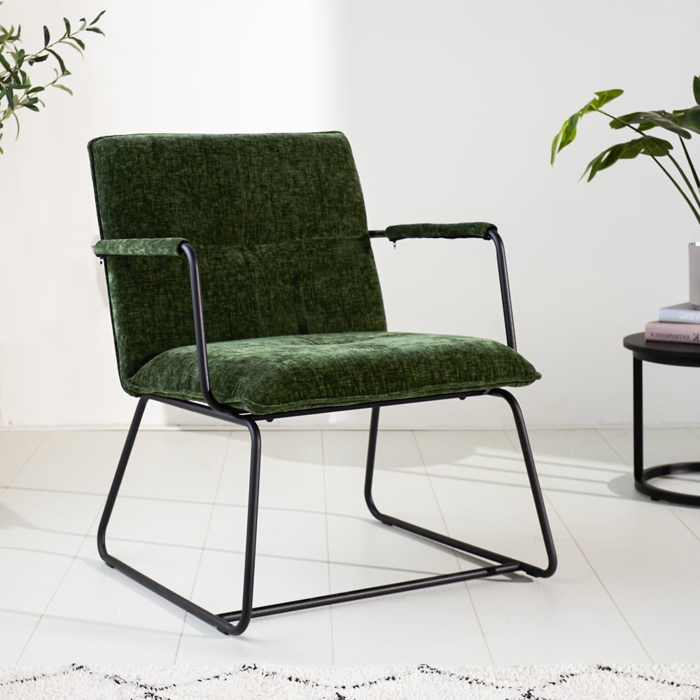 Sessel Hailey Chenille Dimehouse Dunkelgrün LxBxH 66x64x37 Stoff Stimmungsvolles Foto diagonal von vorne