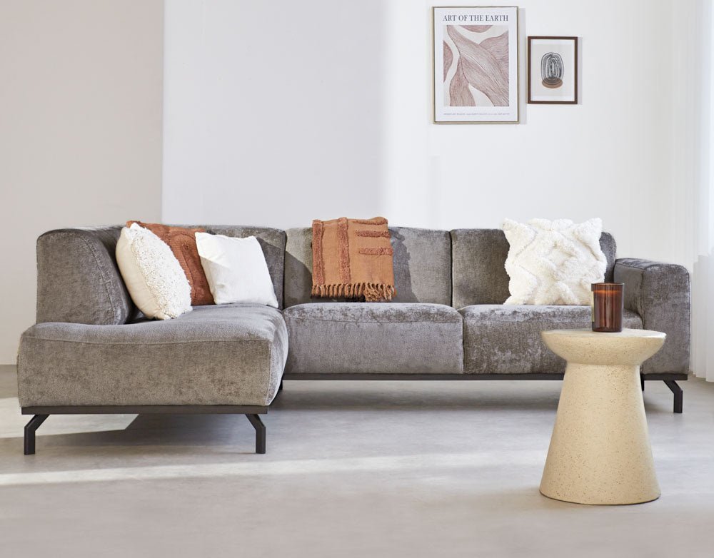 Sofa Chloe DeGeBe Taupe Stoff Stimmungsvolles Foto diagonale Vorderansicht