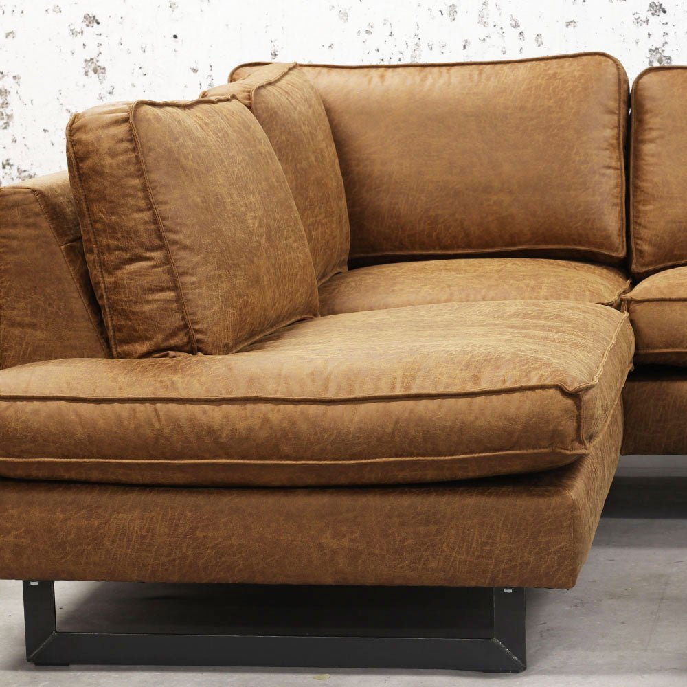 Sofa Tulin DeGeBe Cognac Stoff Stimmungsvolles Fotodetail