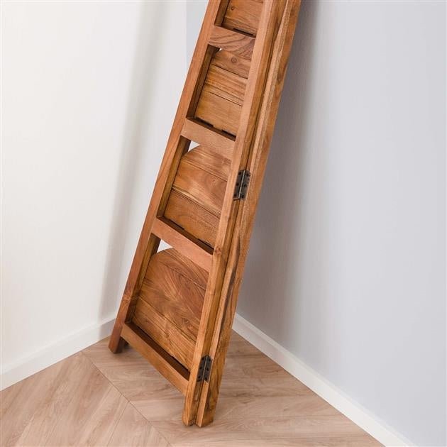 Eckregal Jess DH Interior Akazie LxBxH 135x50x12 Akazienholz Stimmungsvolles Foto in der Situation