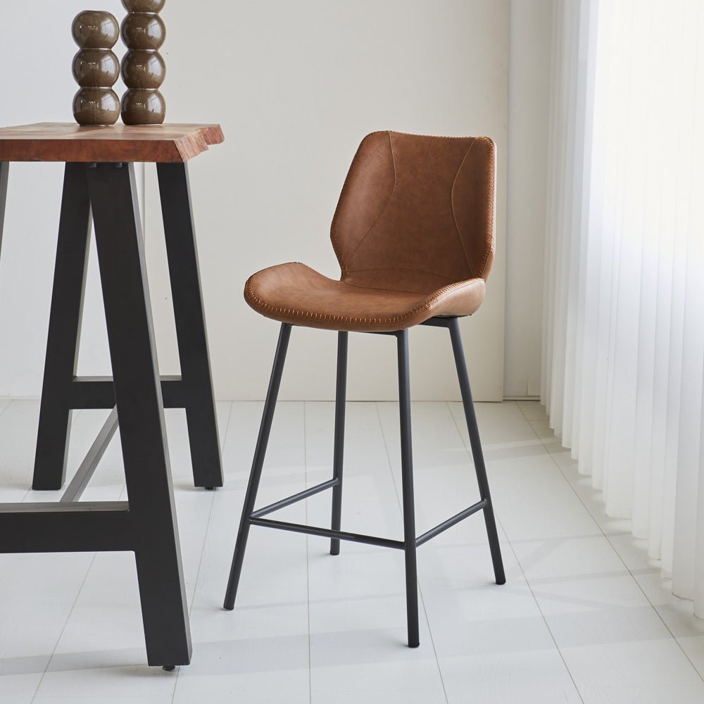 Barhocker Schönes Kunstleder Dimehouse Cognac LxBxH 84x54x52 Kunstleder Stimmungsvolles Foto schräge Vorderansicht