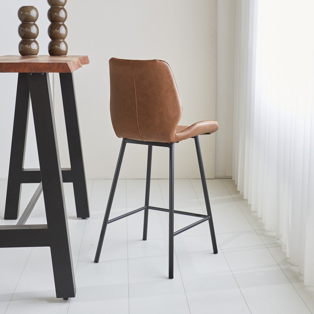Barhocker Schönes Kunstleder Dimehouse Cognac LxBxH 84x54x52 Kunstleder Stimmungsvolles Foto diagonale Rückansicht