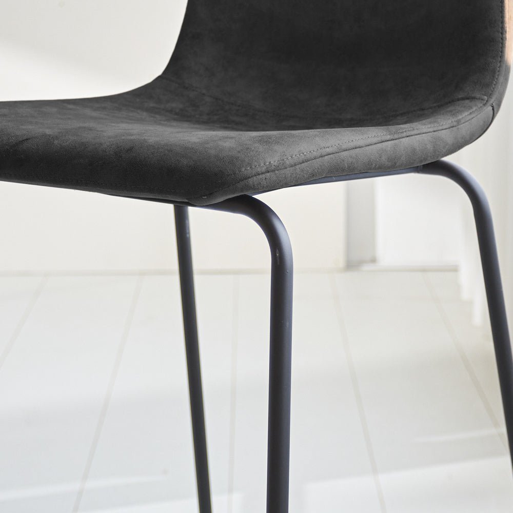 Barhocker Brentt Dimehouse Anthrazit LxBxH 84x60x49 Mikrofaser Stimmungsvolles Fotodetail