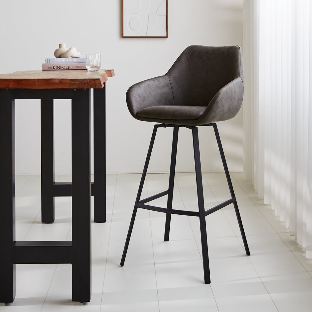 Barhocker Elise Ecoleather Dimehouse Anthrazit LxBxH 88x61x54 Öko-Leder Stimmungsvolles Foto diagonal von vorne
