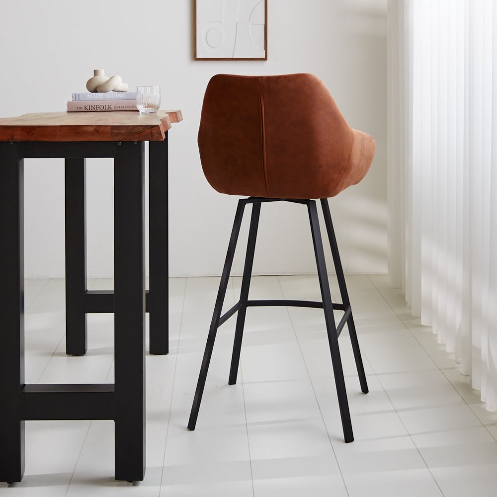 Barhocker Elise Ecoleather Dimehouse Cognac LxBxH 88x61x54 Öko-Leder Stimmungsvolles Foto diagonale Rückansicht