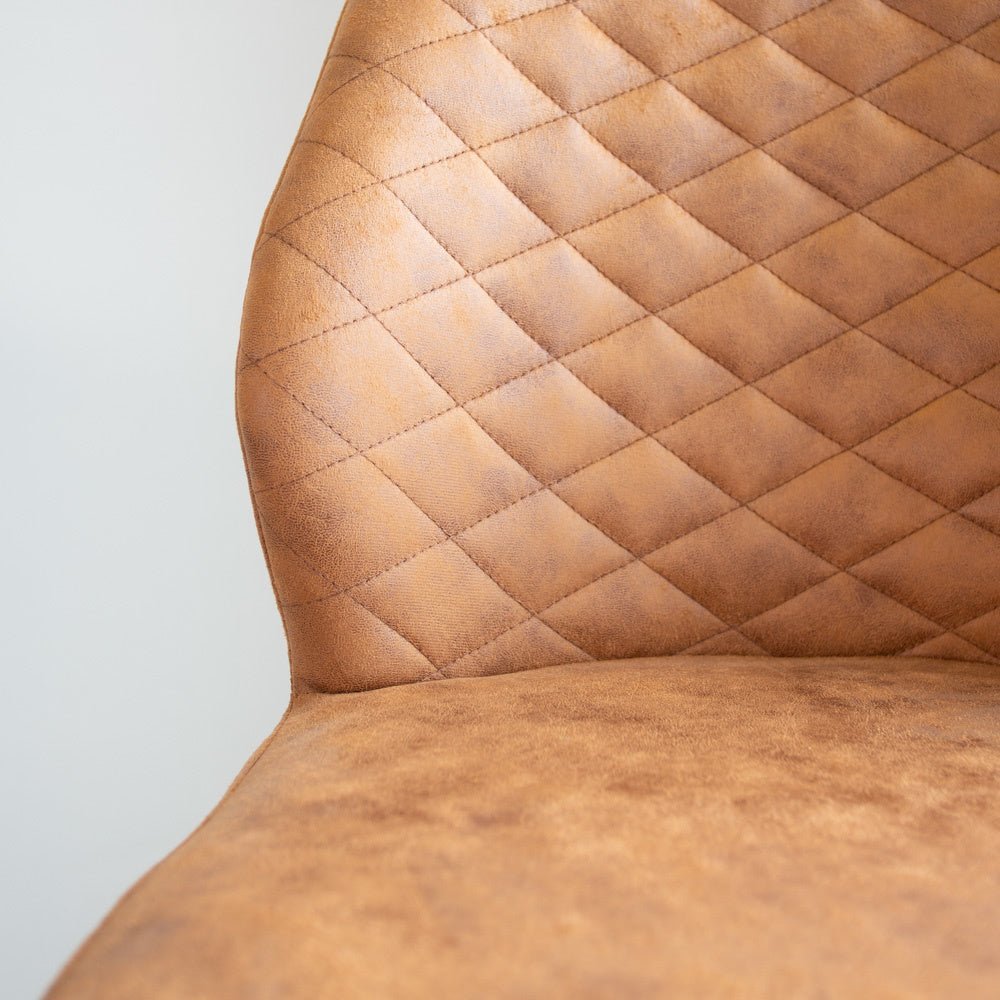 Barhocker Grizzly Dimehouse Cognac LxBxH 65x56x52 Mikrofaser Stimmungsvolles Fotodetail