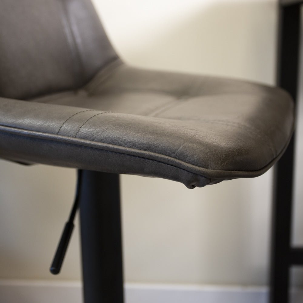 Barhocker Jason Dimehouse Anthrazit LxBxH 82x52x39 Kunstleder Stimmungsvolles Fotodetail
