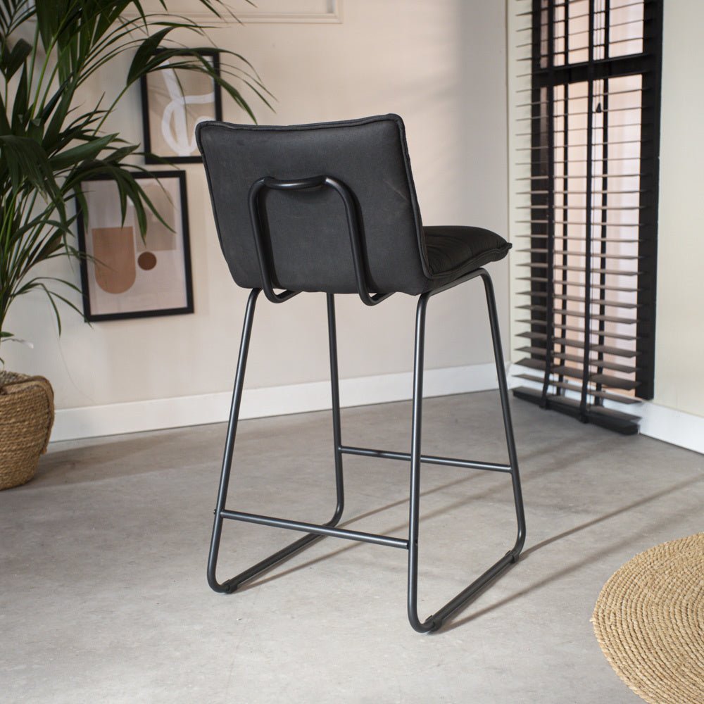 Barhocker Jelle Dimehouse Anthrazit LxBxH 63x56x49 Mikrofaser Stimmungsvolle Fotodiagonale Rückansicht