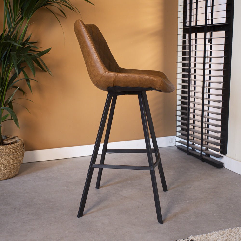 Barhocker Juno Dimehouse Cognac LxBxH 86x56x56 Kunstleder Stimmungsvolles Foto Seitenansicht