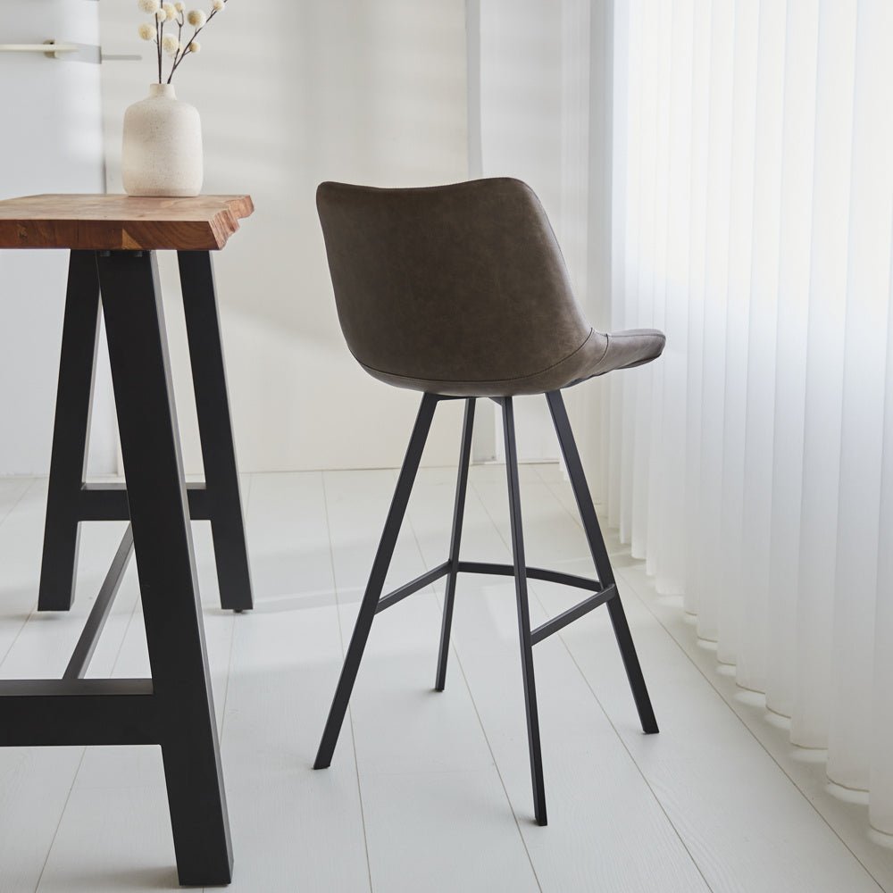 Barhocker Juno Dimehouse Taupe LxBxH 86x56x56 Kunstleder Stimmungsvolle Fotodiagonale Rückansicht
