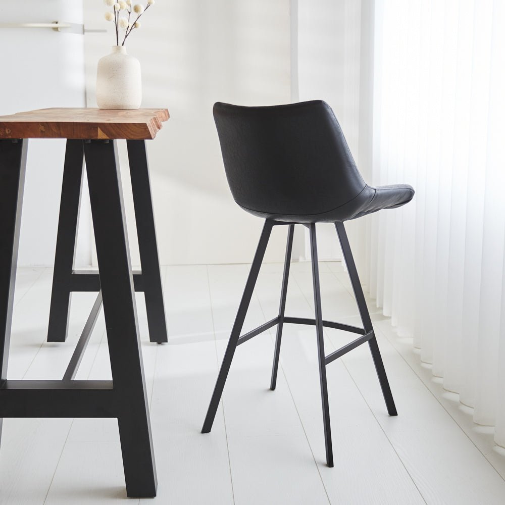 Barhocker Juno Dimehouse Schwarz LxBxH 86x56x56 Kunstleder Stimmungsvolle Fotodiagonale Rückansicht
