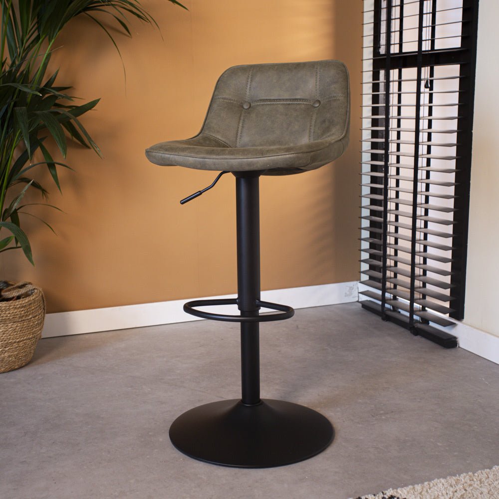 Barhocker Keston Dimehouse Grün LxBxH 82x52x39 Mikrofaser Stimmungsvolles Foto diagonal von vorne