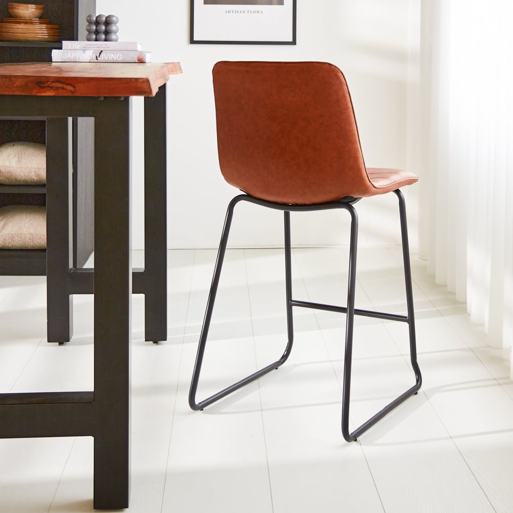 Barhocker Mark Kunstleder Dimehouse Cognac LxBxH 79x65x54 Kunstleder Stimmungsvolles Foto schräge Rückansicht