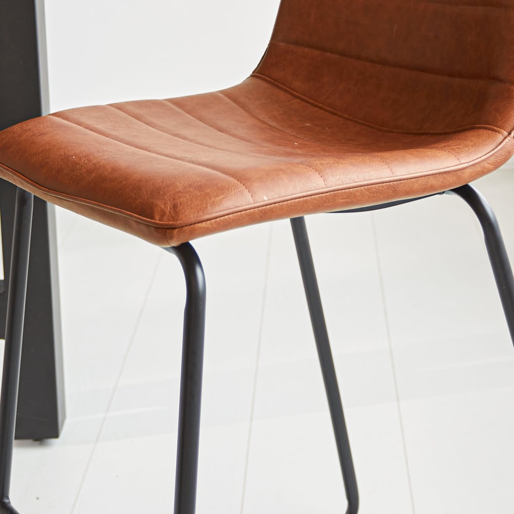 Barhocker Mark Kunstleder Dimehouse Cognac LxBxH 79x65x54 Kunstleder Stimmungsvolles Fotodetail