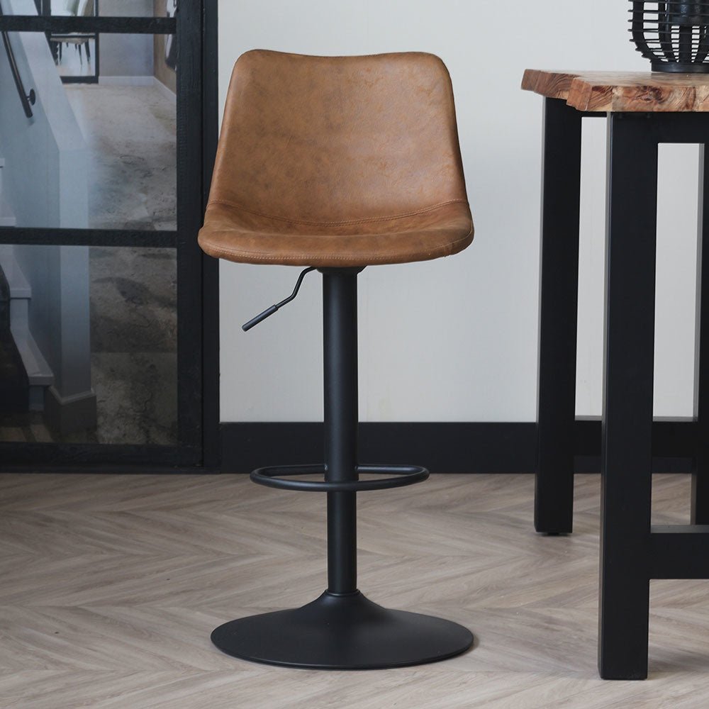 Barhocker Boran Dimehouse Cognac LxBxH 55x54x53 Öko-Leder Stimmungsvolle Foto-Vorderansicht