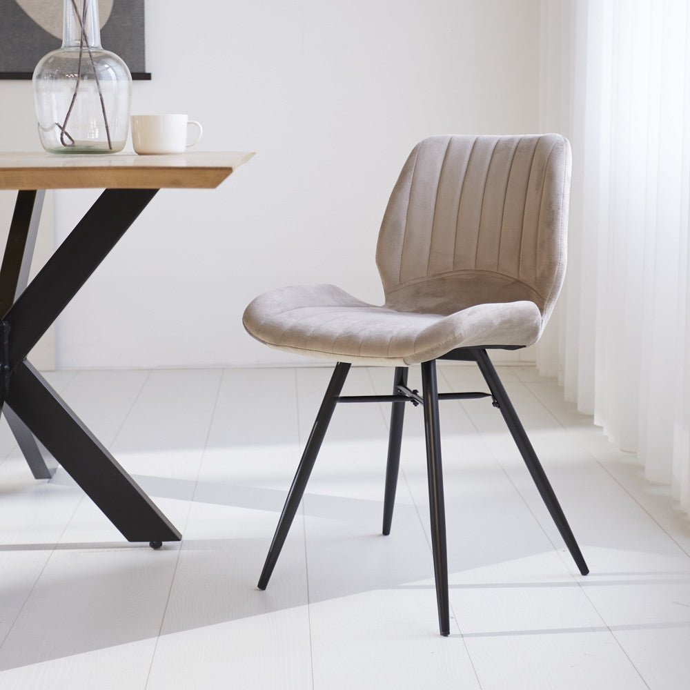Esszimmerstuhl Schöner Samt Dimehouse Beige LxBxH 71x67x49 Stoff Stimmungsvolles Foto diagonale Vorderansicht