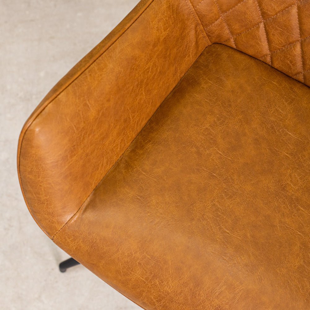 Esszimmerstuhl Gian Dimehouse Cognac LxBxH 73x65x50 Kunstleder Stimmungsvolles Fotodetail