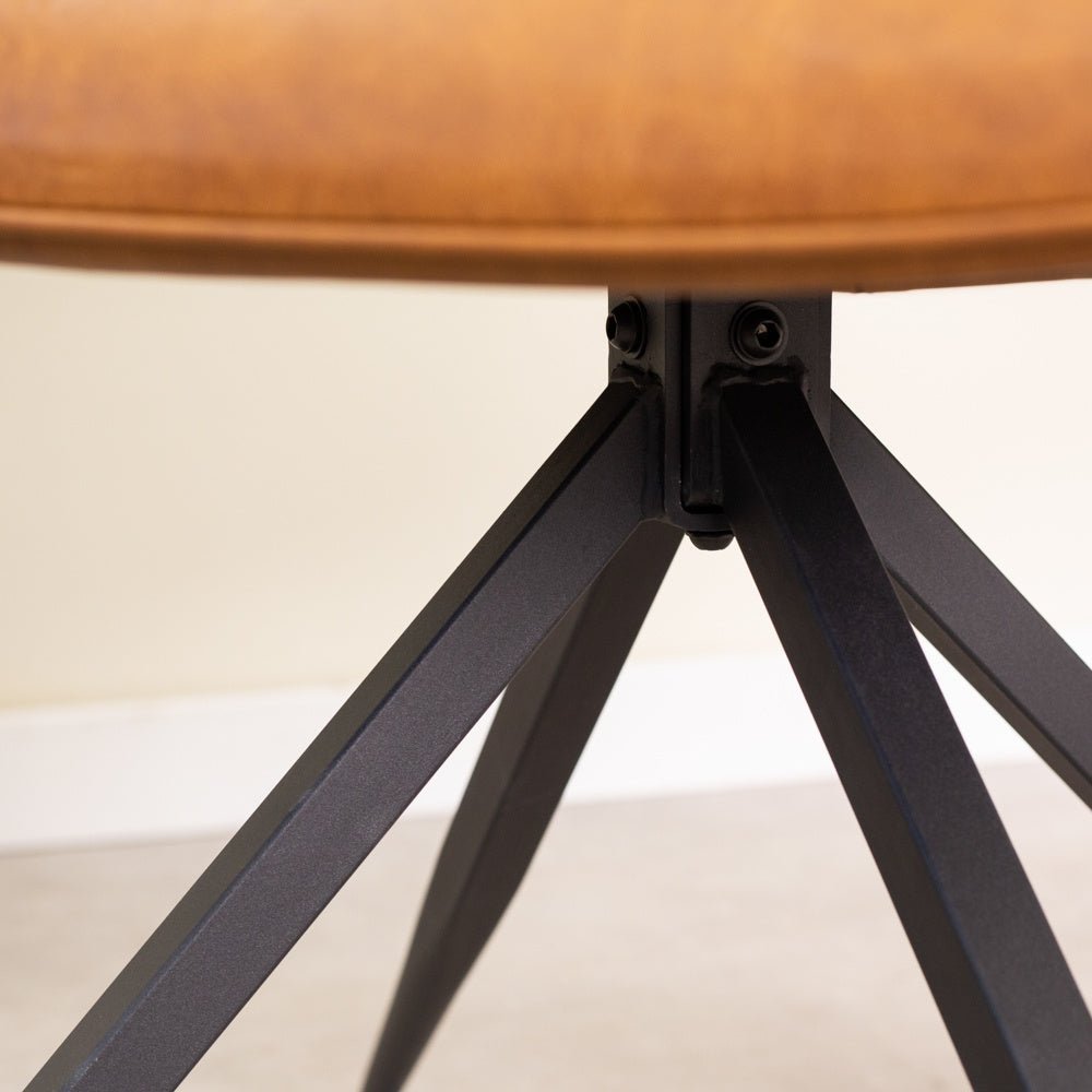 Esszimmerstuhl Gian Dimehouse Cognac LxBxH 73x65x50 Kunstleder Stimmungsvolles Fotodetail