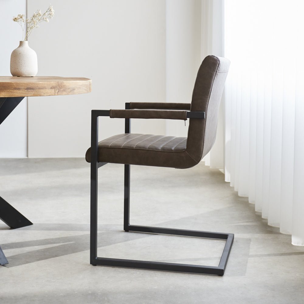 Esszimmerstuhl Kuba Dimehouse Taupe LxBxH 71x59x58 Kunstleder Stimmungsfoto Seitenansicht