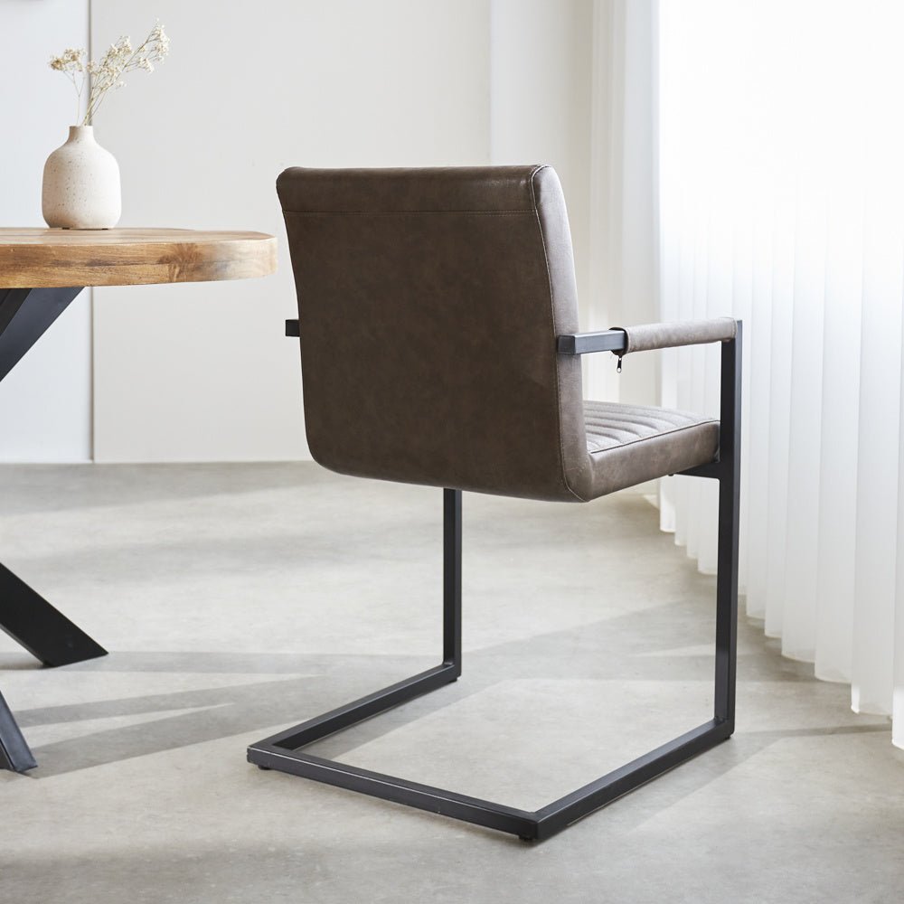 Esszimmerstuhl Kuba Dimehouse Taupe LxBxH 71x59x58 Kunstleder Stimmungsfoto schräger Rückansicht