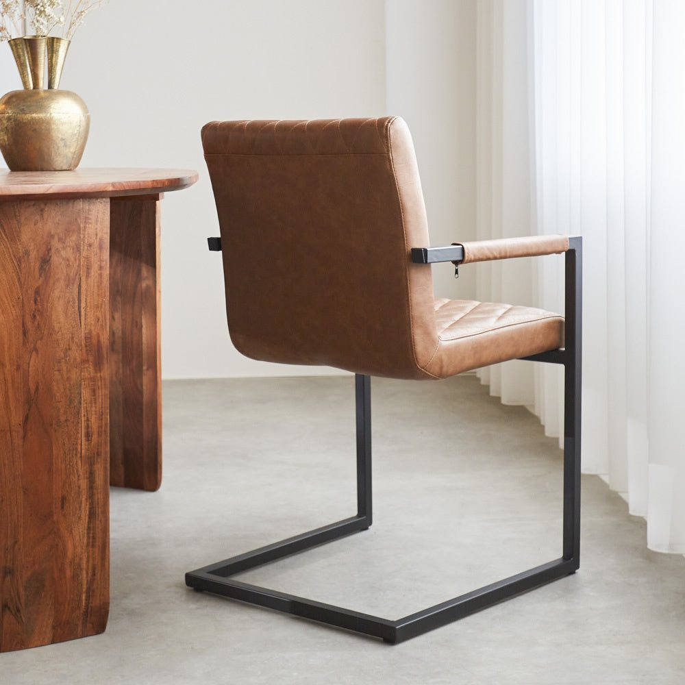 Esszimmerstuhl Ruben Dimehouse Cognac LxBxH 71x59x58 Kunstleder Ambienteaufnahme schräg Rückansicht