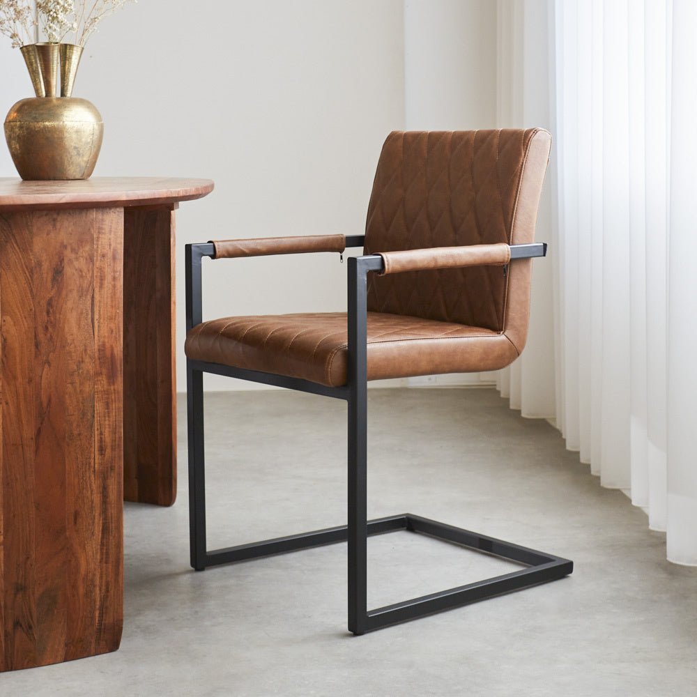 Esszimmerstuhl Ruben Dimehouse Cognac LxBxH 71x59x58 Kunstleder Ambienteaufnahme Seitenansicht