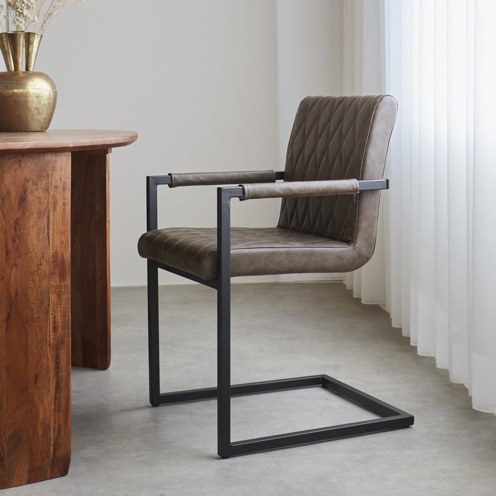 Esszimmerstuhl Ruben Dimehouse Taupe LxBxH 71x59x58 Kunstleder Stimmungsfoto Seitenansicht