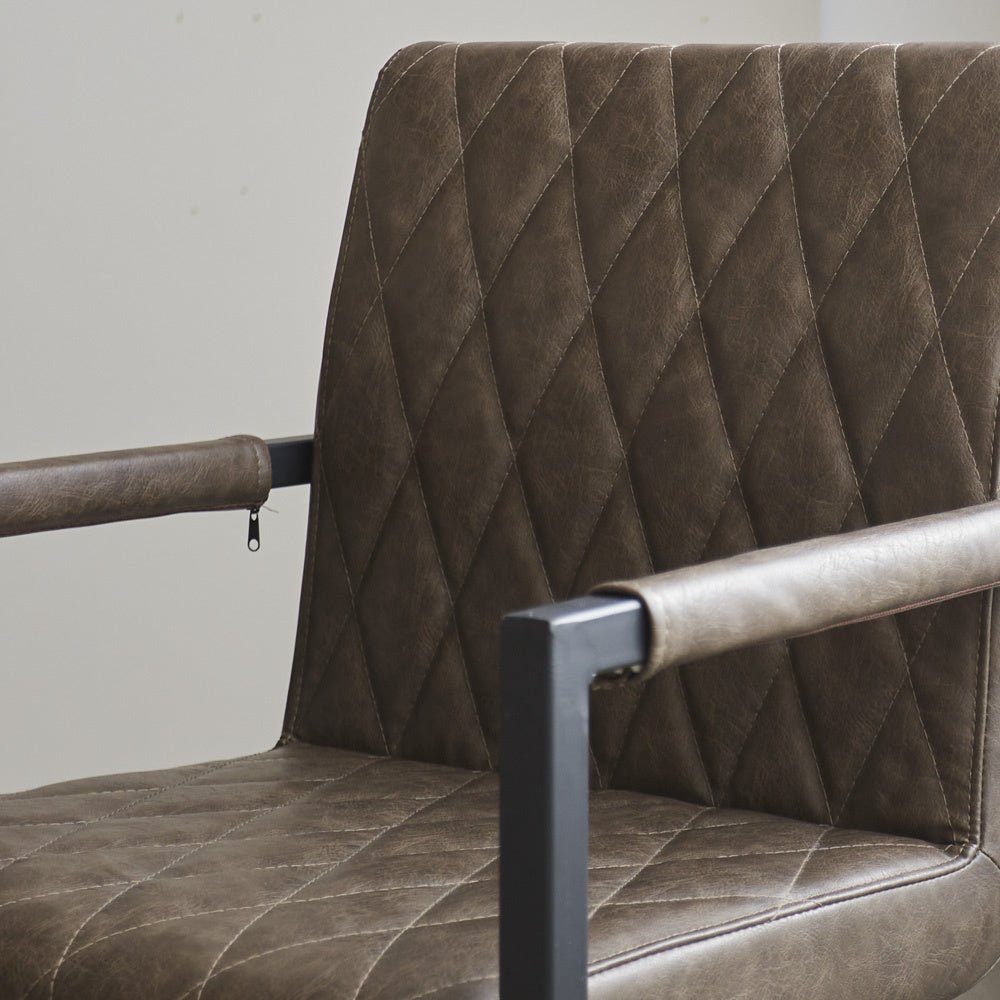 Esszimmerstuhl Ruben Dimehouse Taupe LxBxH 71x59x58 Kunstleder Stimmungsfoto Detail