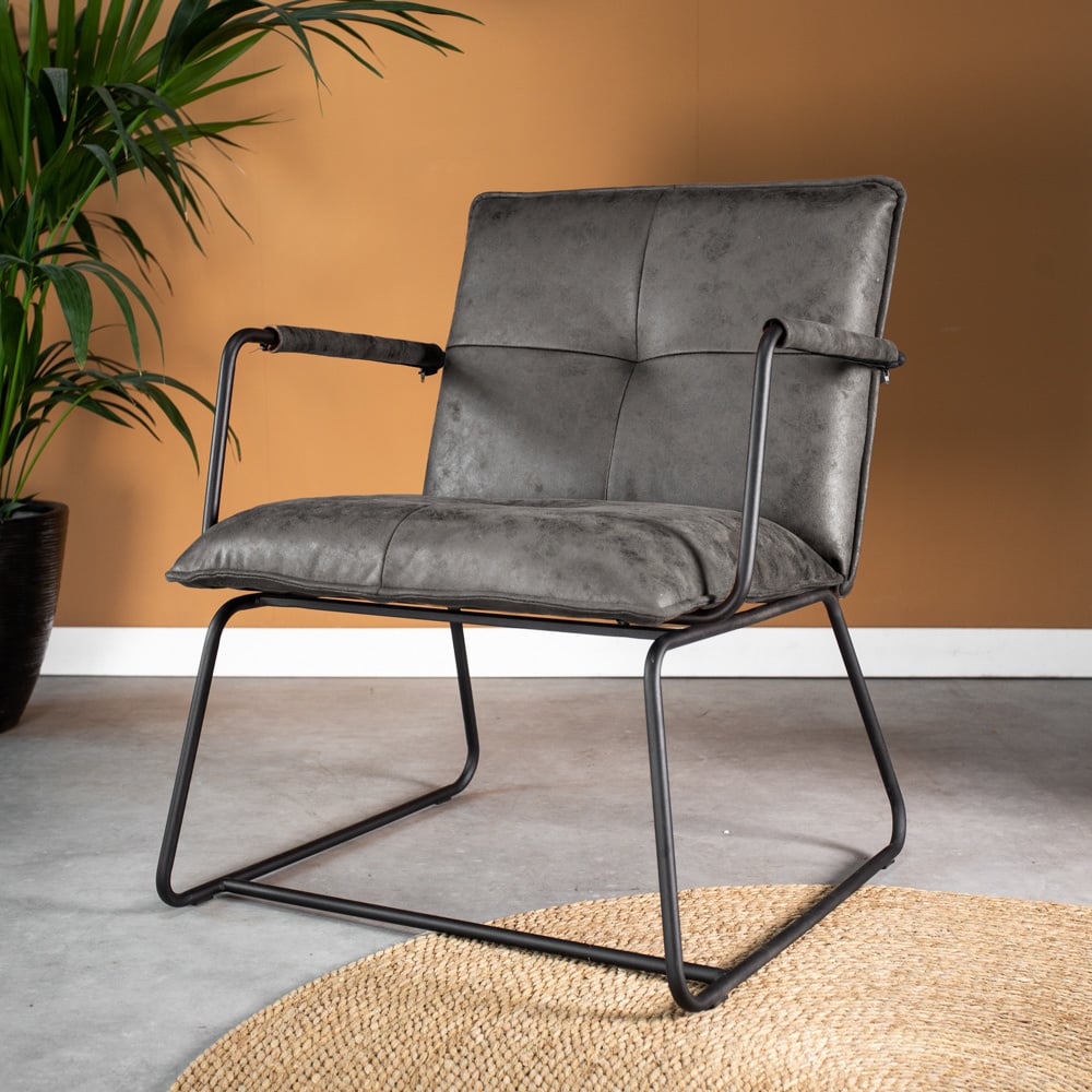 Sessel Hailey Ökoleder Dimehouse Anthrazit LxBxH 66x64x37 Öko-Leder Stimmungsvolles Foto diagonale Vorderansicht