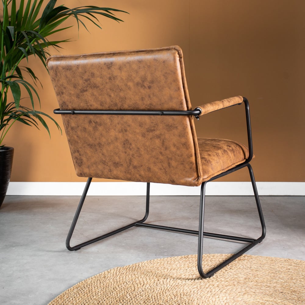 Sessel Hailey Ökoleder Dimehouse Cognac LxBxH 66x64x37 Öko-Leder Stimmungsvolles Foto diagonale Rückansicht