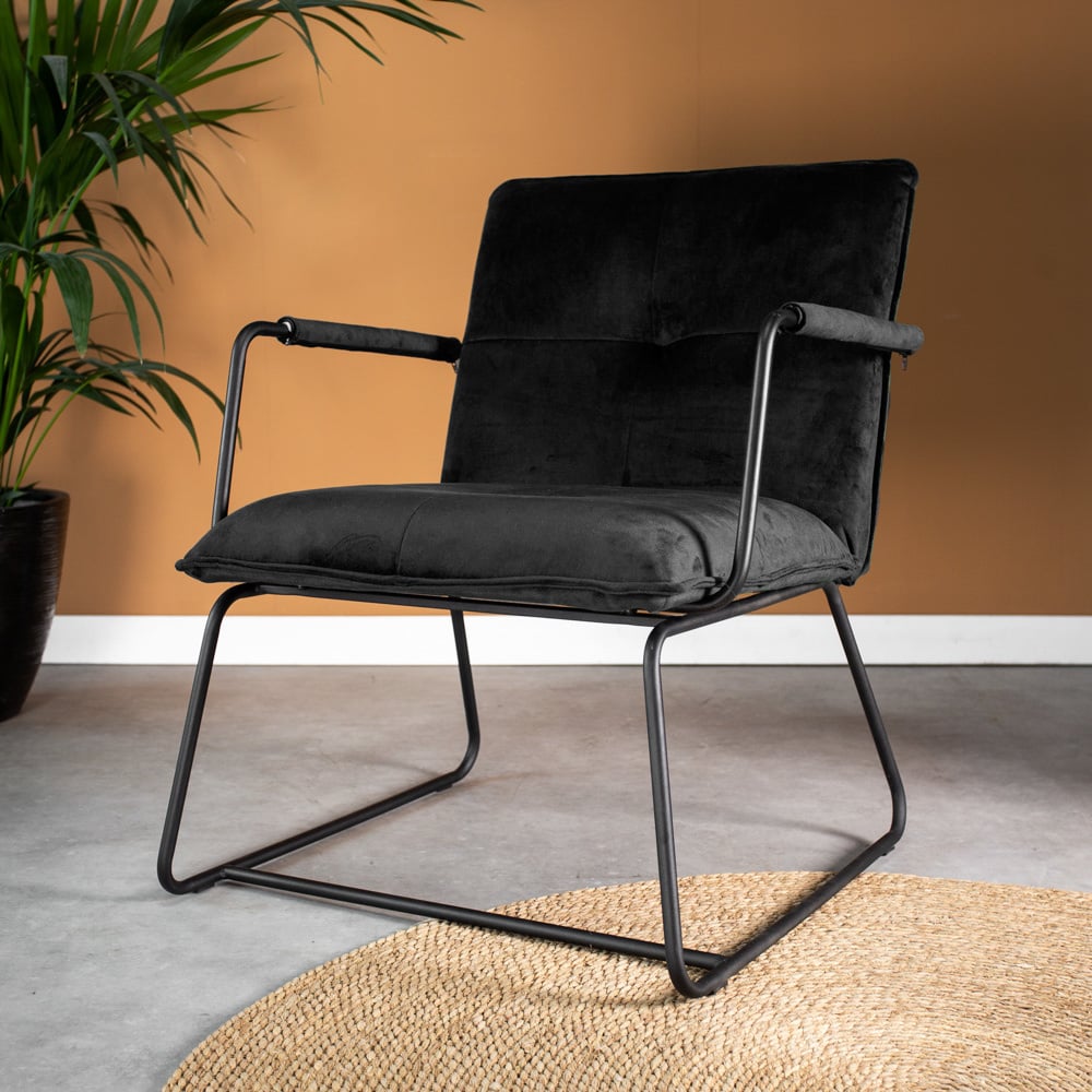 Sessel Hailey Samt Dimehouse Dunkelgrün LxBxH 66x64x37 Samt Stimmungsvolles Foto diagonal von vorne