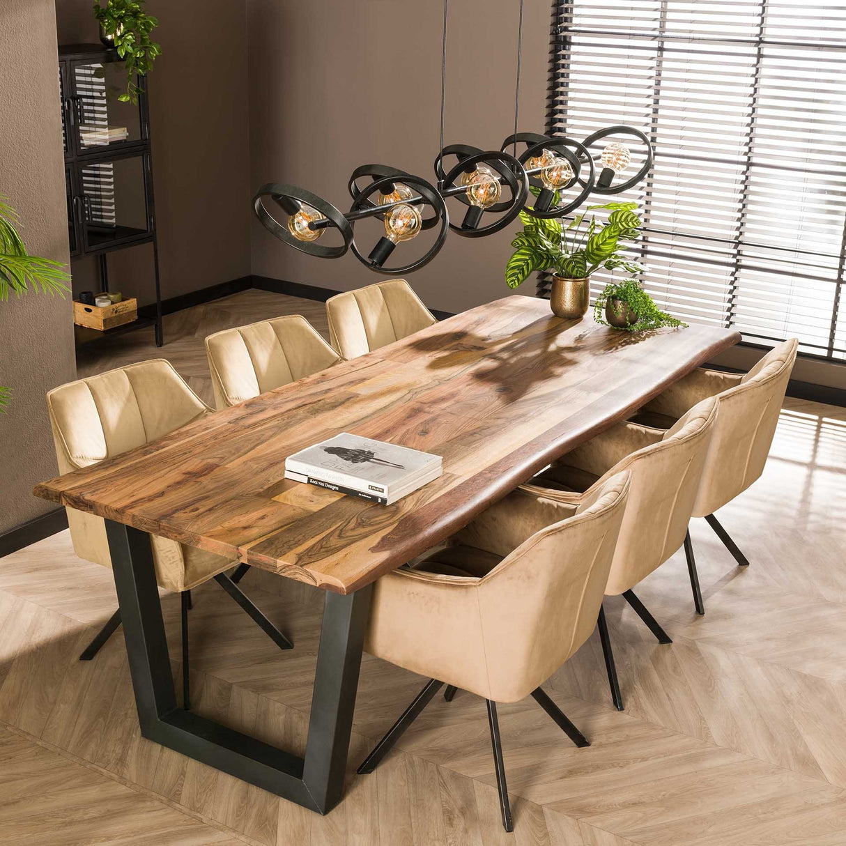 Hängelampe Otan DH Interior Anthrazit LxBxH 168x44x19 Metall Stimmungsvolles Foto diagonale Vorderansicht