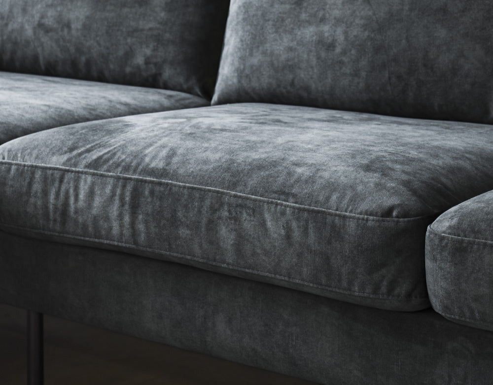 Sofa Gaya DeGeBe Stoff Anthrazit Stimmungsvoller Fotoausschnitt