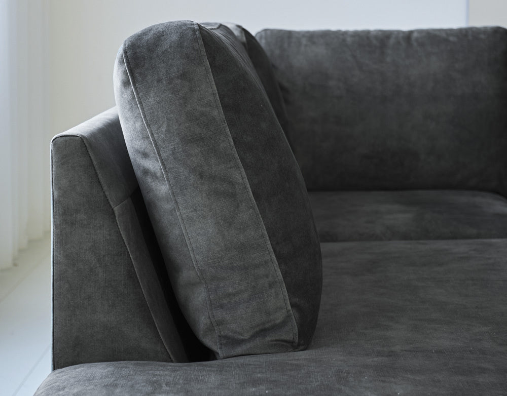 Sofa Gaya DeGeBe Stoff Anthrazit Stimmungsvoller Fotoausschnitt