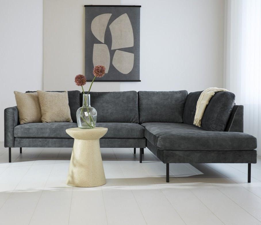 Sofa Gaya DeGeBe Anthrazit Stoff Stimmungsvolles Foto Vorderansicht