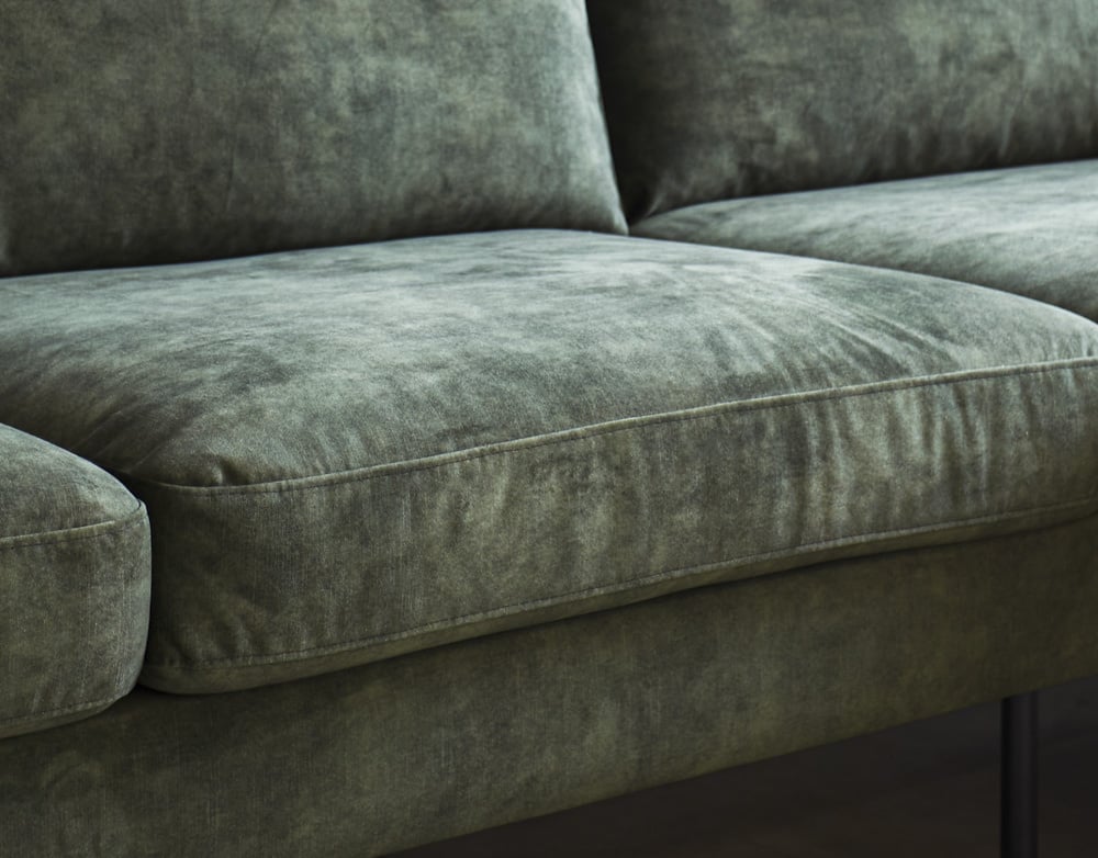 Sofa Gaya DeGeBe Grüner Stoff Stimmungsvolles Fotodetail