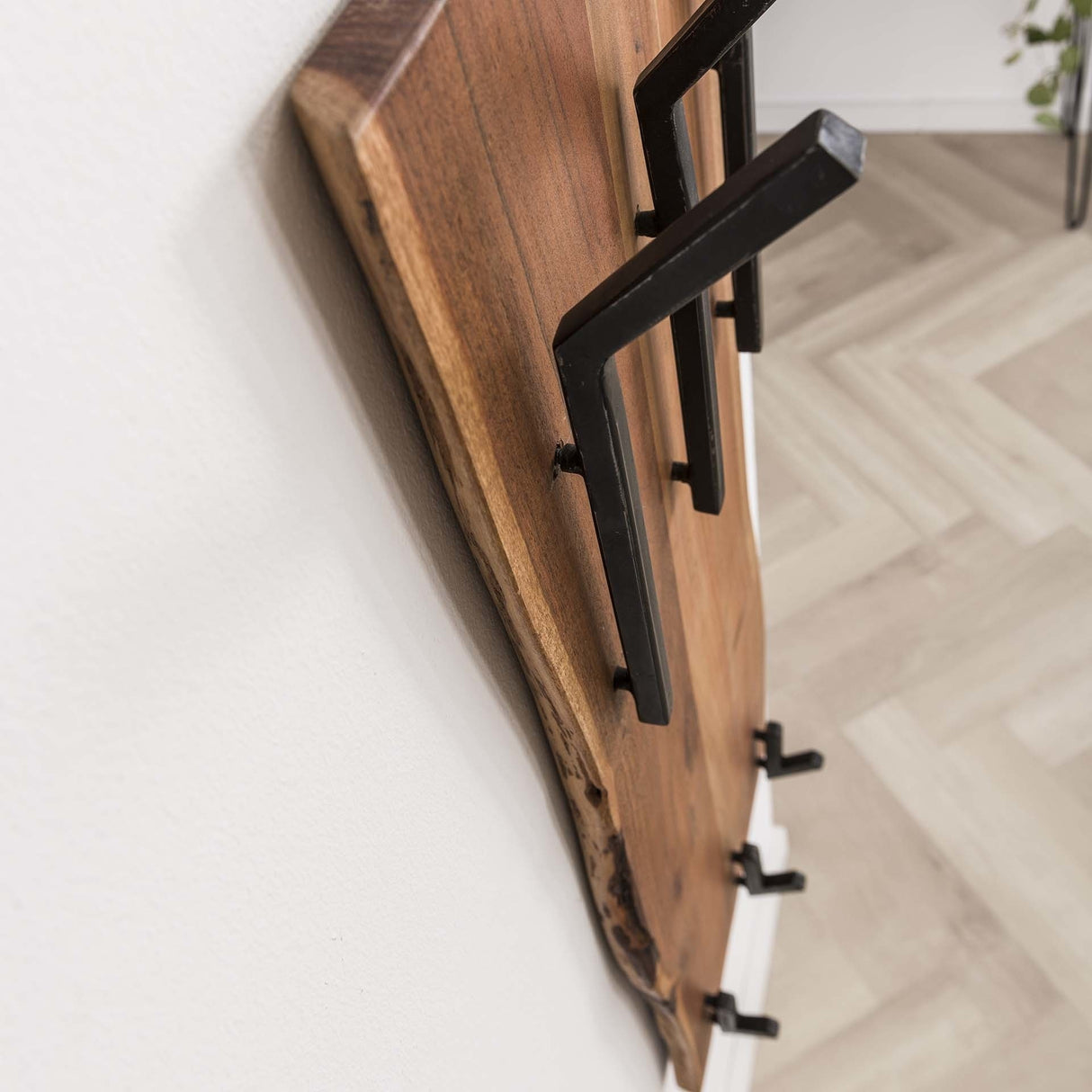 Garderobe Levi DH Interior Akazie LxBxH 110x36x27 Akazienholz Stimmungsvoller Fotoausschnitt