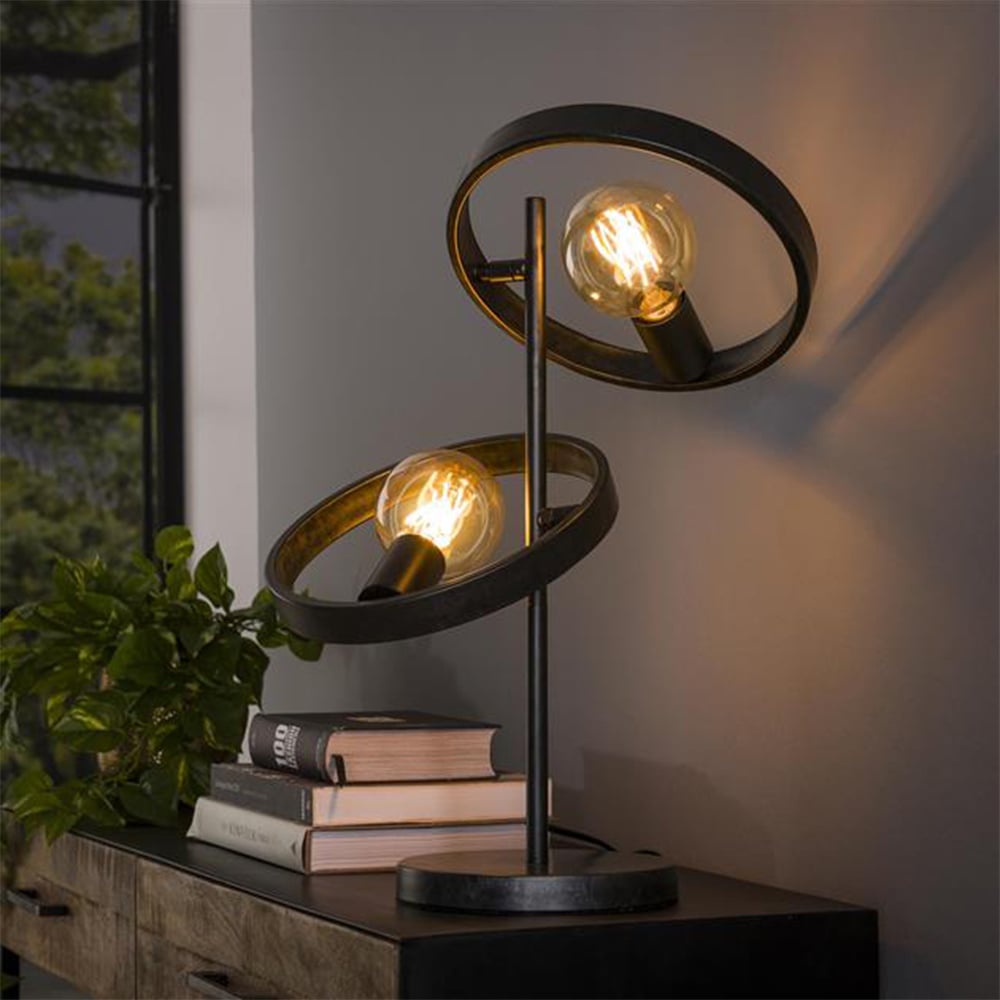 Tischlampe Otan DH Interior Anthrazit LxBxH 55x44x28 Metall Stimmungsvolles Foto diagonale Vorderansicht