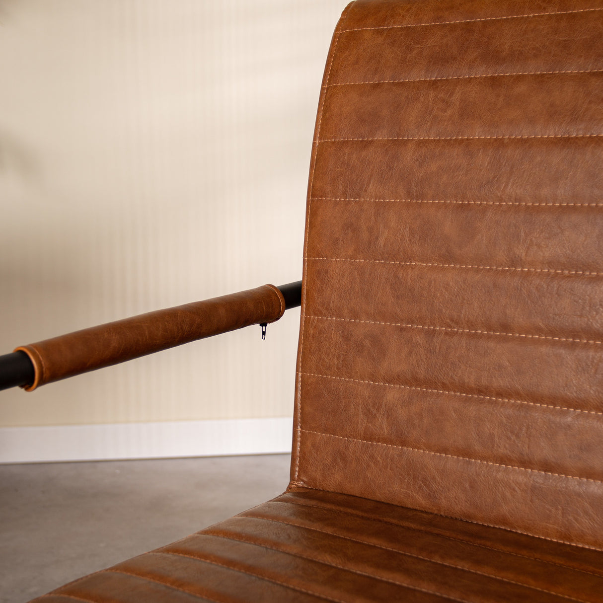 Esszimmerstuhl BHs Dimehouse Cognac LxBxH 73x59x58 Kunstleder Stimmungsvolles Fotodetail
