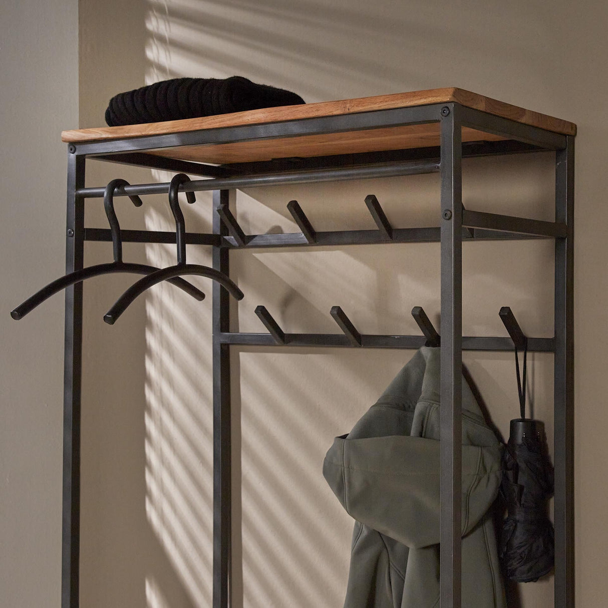 Garderobenständer Karl DH Interior Akazie LxBxH 182x70x35 Akazienholz Stimmungsvoller Fotoausschnitt