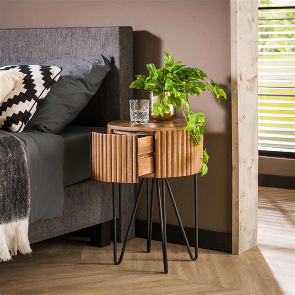 Nachttisch Hans DH Interior Mango LxBxH 45x45x30 Mangoholz Stimmungsvolles Foto diagonal von vorne