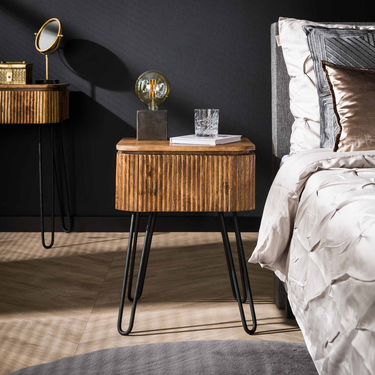 Nachttisch Maria DH Interior Mango LxBxH 51x46x28 Mangoholz Stimmungsvolles Foto von vorne
