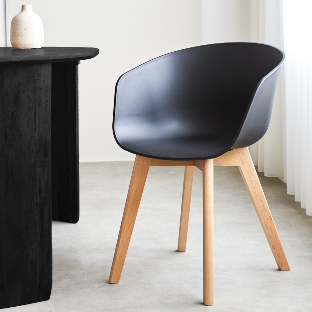 Esszimmerstuhl Herning Dimehouse Schwarz LxBxH 68x60x51 Kunststoff Stimmungsfoto leicht von vorne