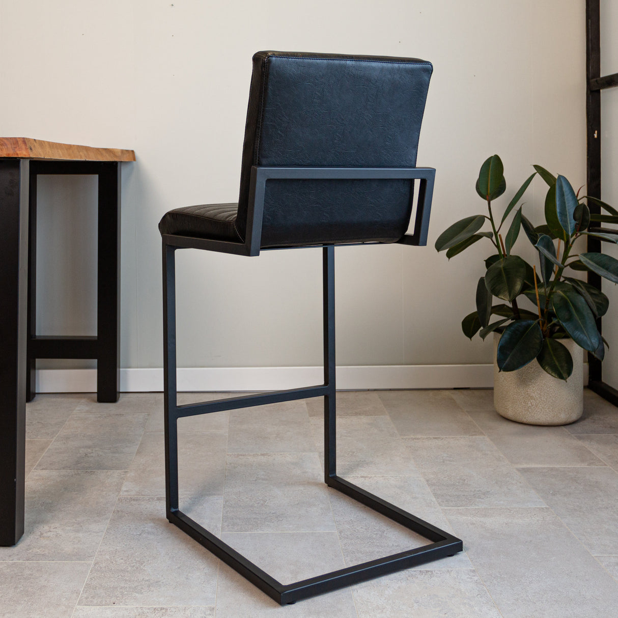 Barhocker Kuba Dimehouse Schwarz LxBxH 93x58x53 Kunstleder Stimmungsvolle Fotodiagonale Rückansicht