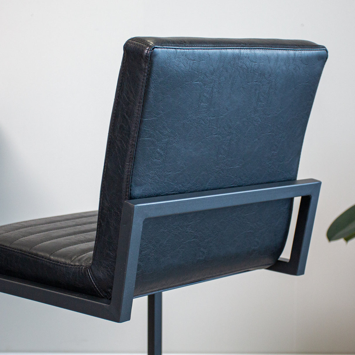 Barhocker Kuba Dimehouse Schwarz LxBxH 93x58x53 Kunstleder Stimmungsvolles Fotodetail