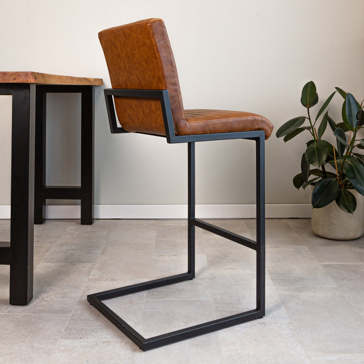 Barhocker Kuba Dimehouse Cognac LxBxH 72x69x54 Kunstleder Stimmungsvolles Foto Seitenansicht