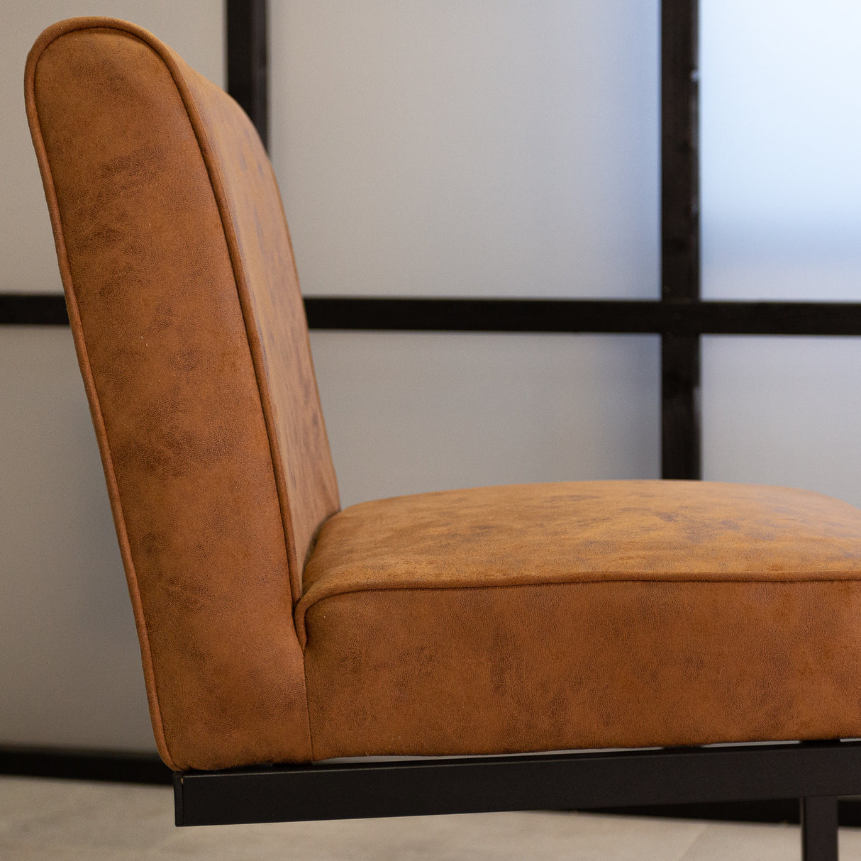 Esszimmerstuhl Nathan Dimehouse Cognac LxBxH 75x62x56 Stoff Stimmungsvolles Fotodetail
