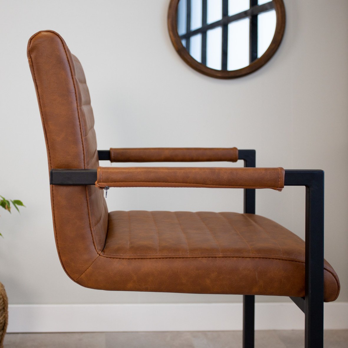 Esszimmerstuhl Kuba Dimehouse Cognac LxBxH 71x59x58 Kunstleder Stimmungsfoto Seitenansicht