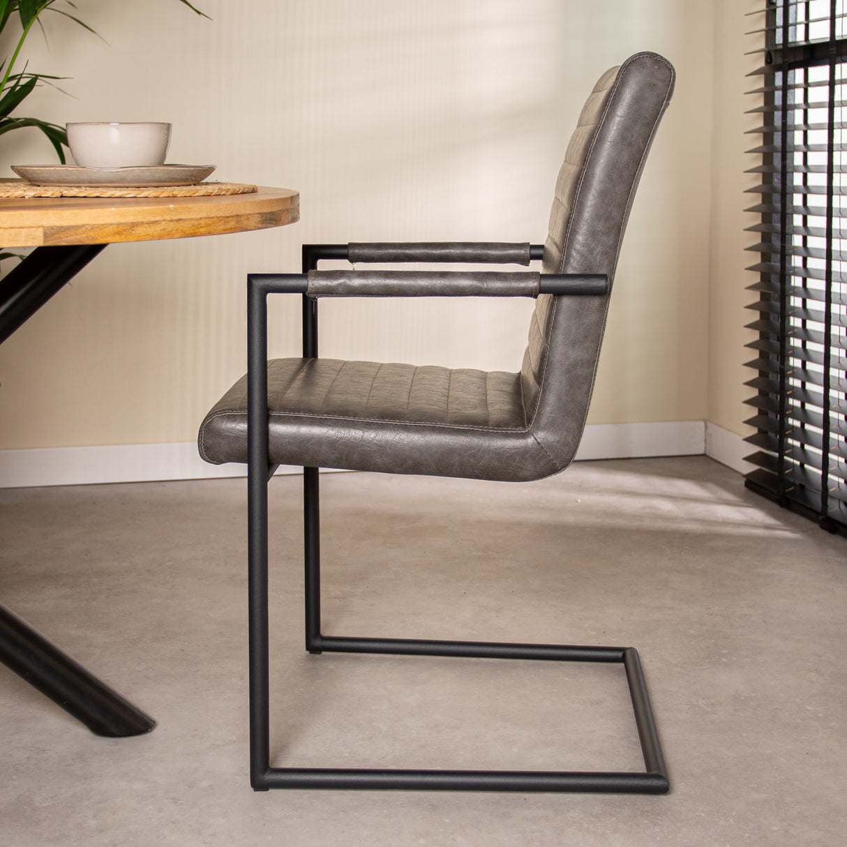 Esszimmerstuhl BHs Dimehouse Anthrazit LxBxH 73x59x58 Kunstleder Stimmungsvolle Fotodiagonale Rückansicht